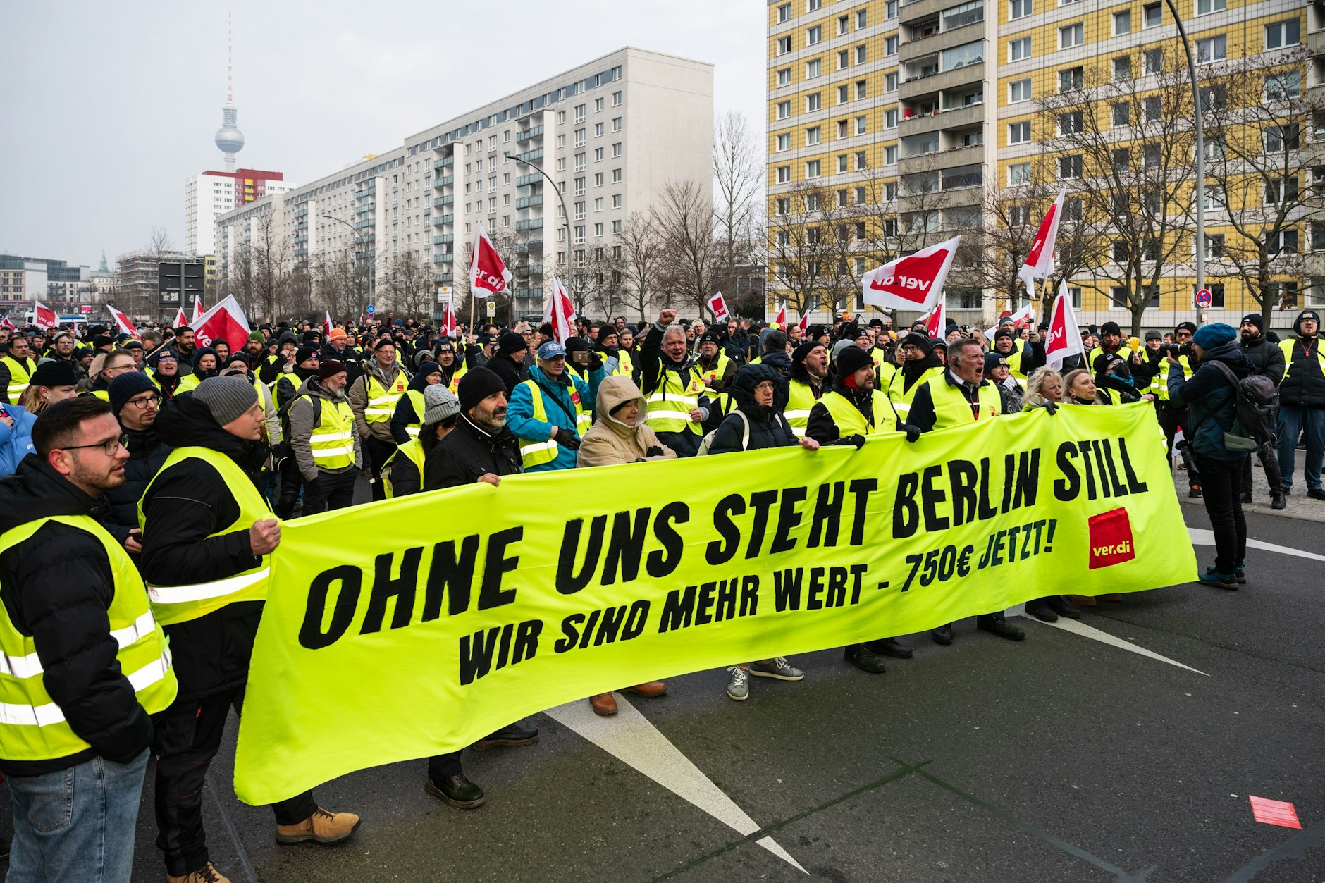 Massiver Protest: Beim zweiten Warnstreik am 10. Februar demonstrierten mehrere tausend BVG-Beschäftigte für höhere Löhne. Die Gewerkschaft Verdi droht mit einem unbefristeten Streik.