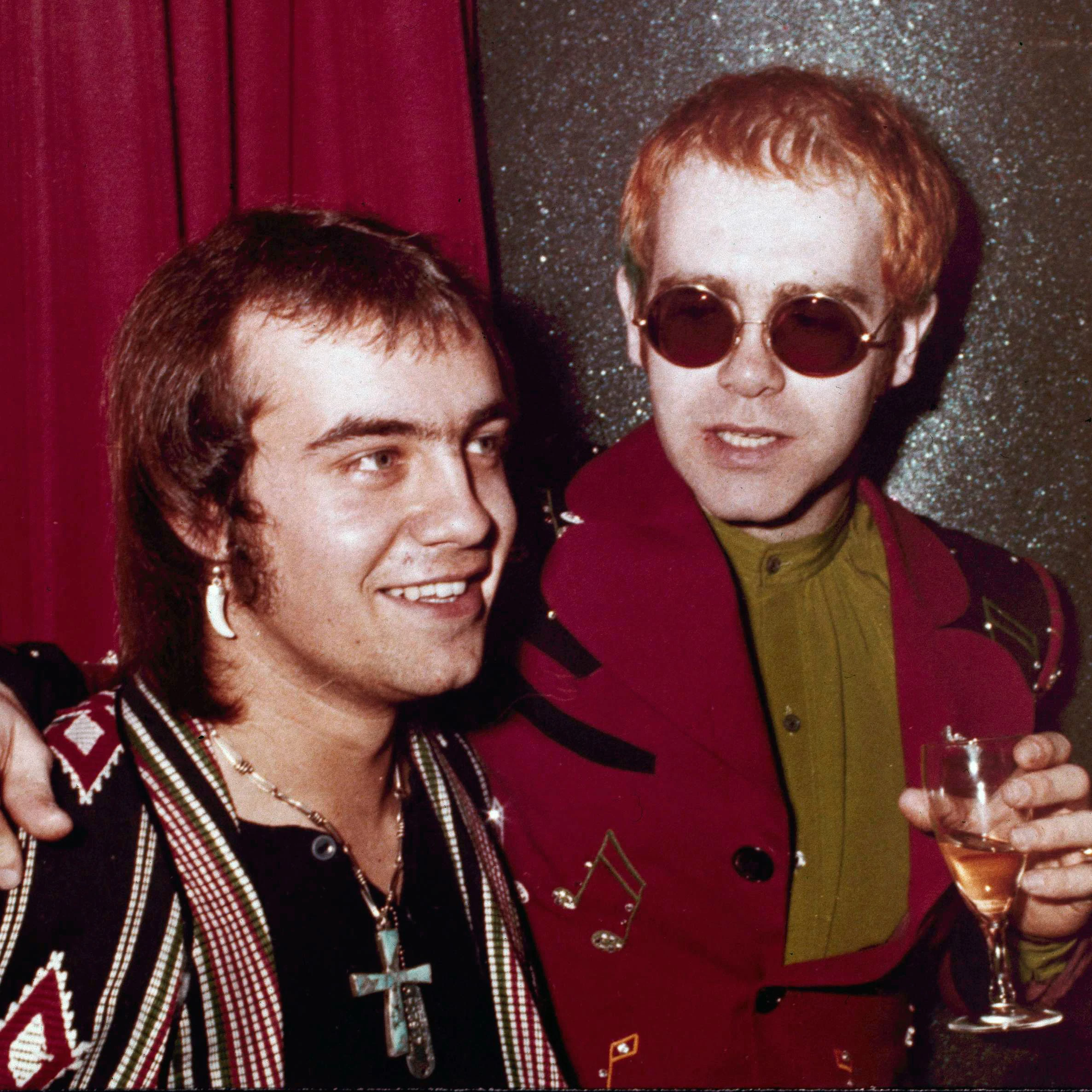 Sänger Elton John und sein Songtexter Bernie Taupin in London im März 1973.