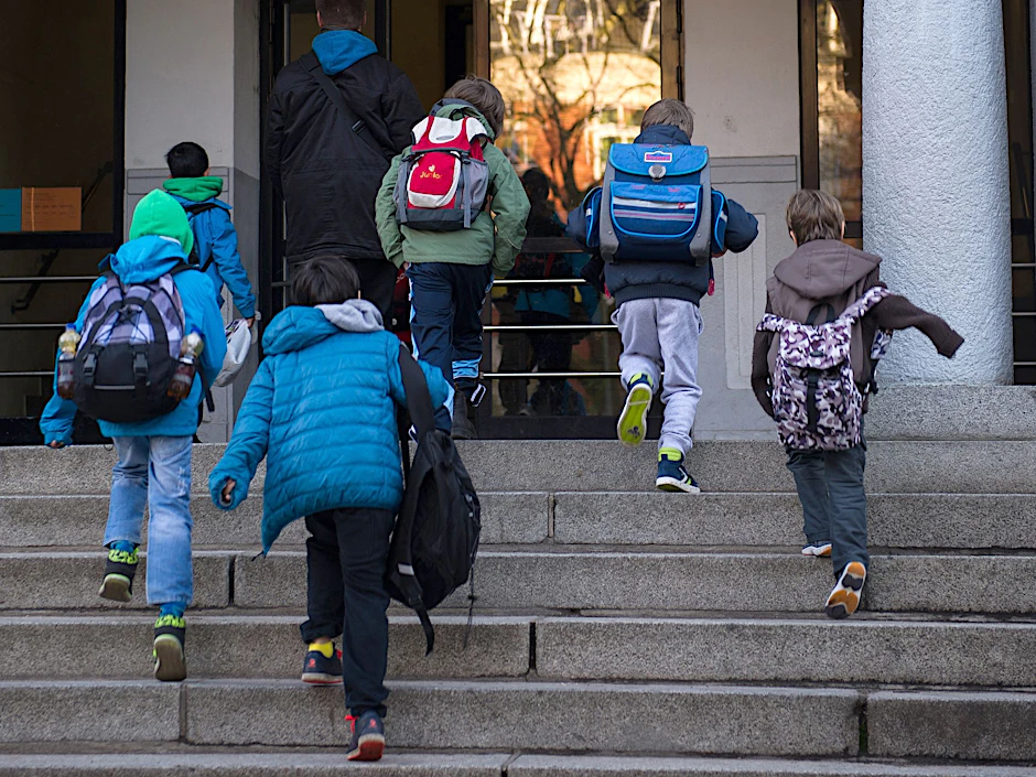 Die CDU hat beim Senat nach dem Stand eines Fußgängerüberwegs vor einer Grundschule nachgefragt.