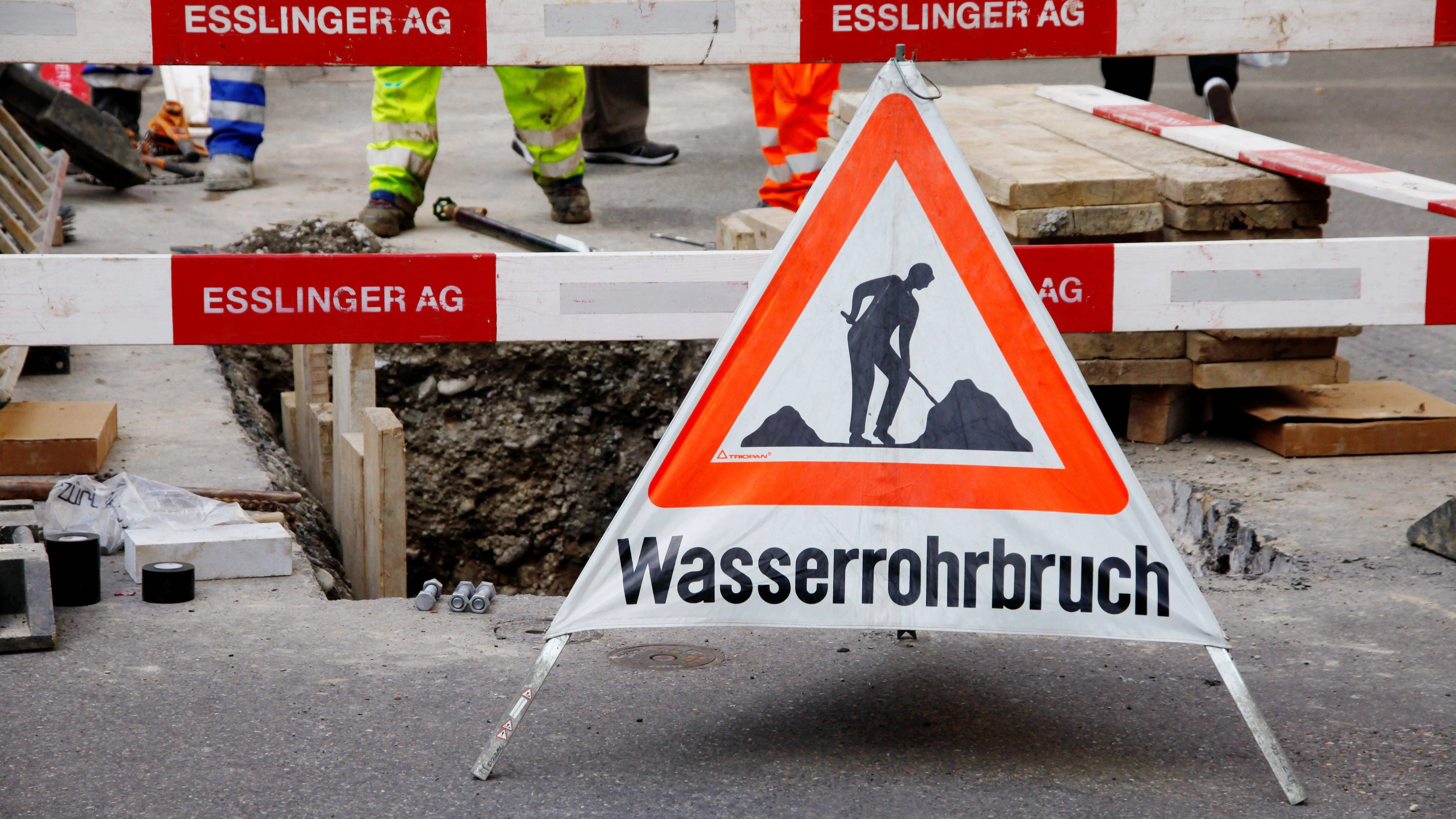 Wenn es zu einem Wasserrohrbruch gekommen ist, folgen oft ausschweifende Bauarbeiten - denn Leitungen müssen erneuert und ausgetauscht werden (Symbolfoto).