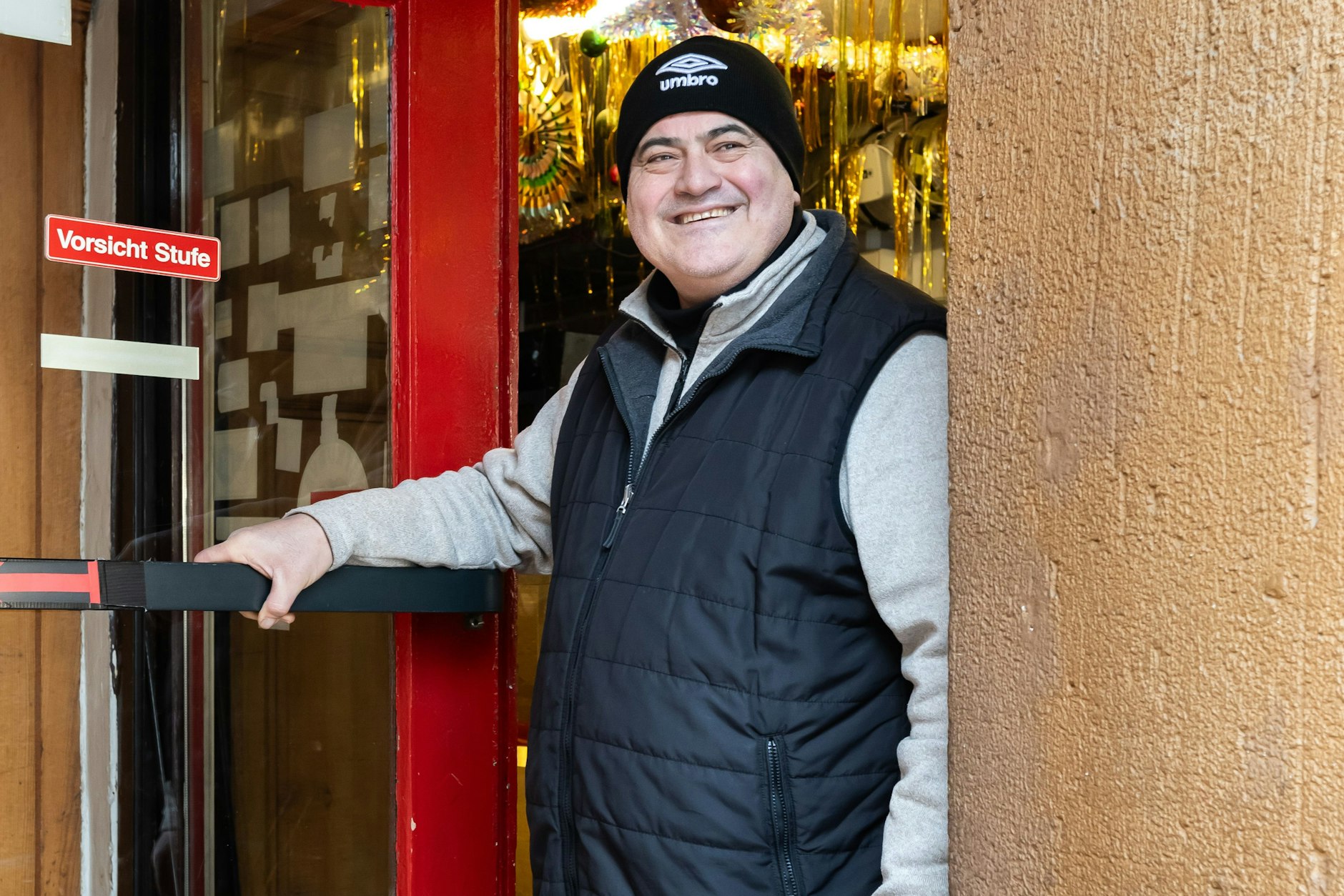 Ali Dogro vor seinem Süd Bistro in der Spandauer Altstadt