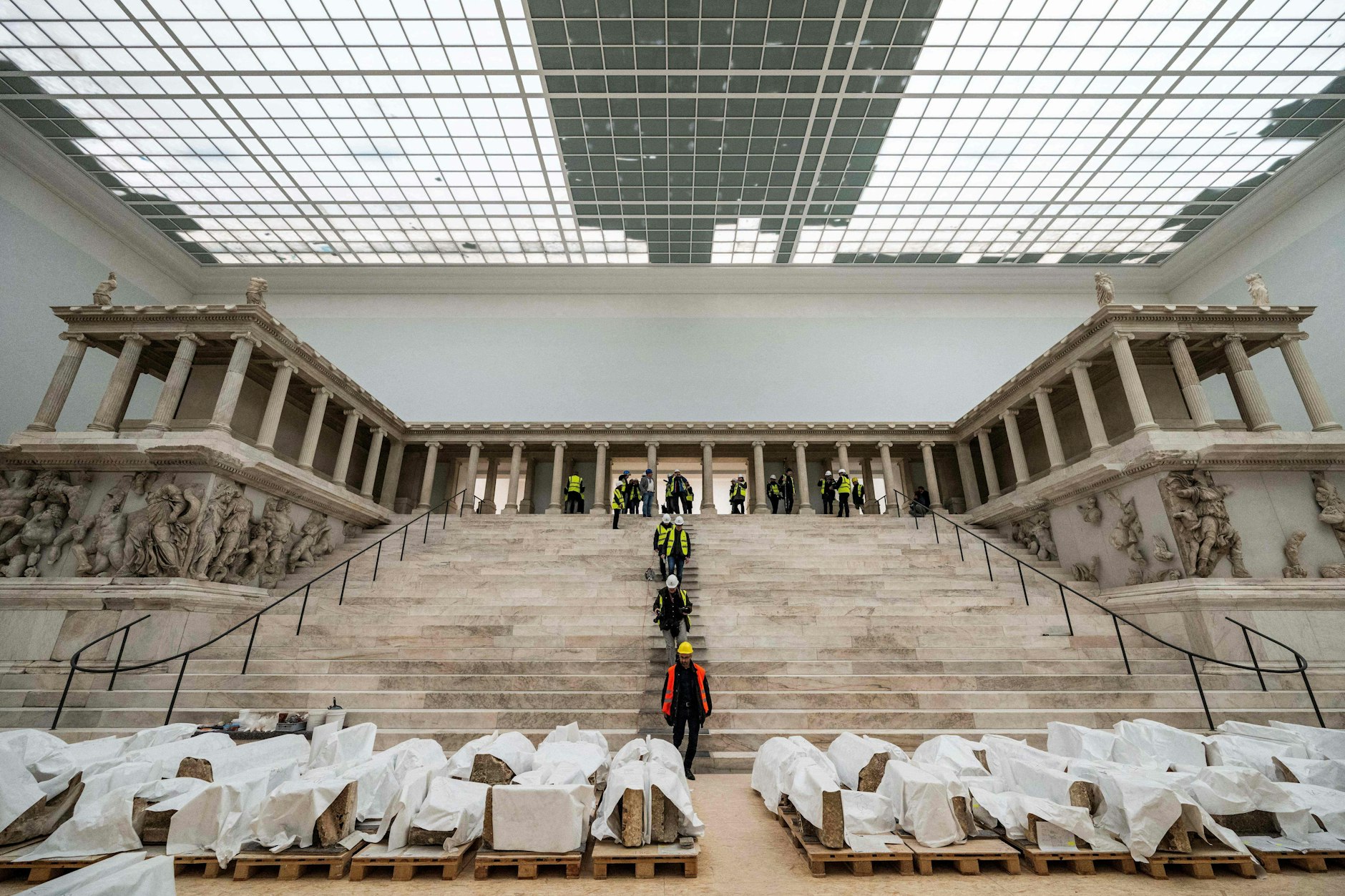 Seltener Anblick: der Saal des Pergamonaltars mit Skulpturen und der Prozession der tüchtigen Bauleute und Restauratoren im Februar.