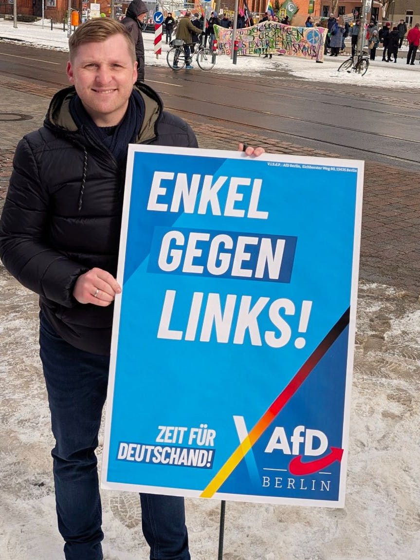 Am Marktplatz von Berlin-Friedrichshagen posierte AfD-Politiker Michael Gleichmann – und übersah einen peinlichen Rechtschreibfehler auf dem Wahlplakat.