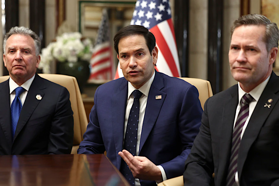 18.02.2025, Saudi-Arabien, Riad: US-Außenminister Marco Rubio (M.), der nationale Sicherheitsberater Mike Waltz (r.) und der US-Nahostbeauftragte Steve Witkoff nehmen an einem Interview nach einem Treffen mit dem russischen Außenminister Lawrow und dem außenpolitischen Berater des russischen Präsidenten, Uschakow, im Diriyah-Palast teil.