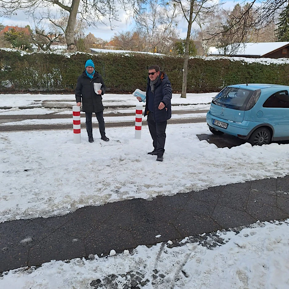 Bis vor kurzem durfte auch hier ein Auto parken. Nun sperren Poller an der Ecke Boelckestraße/ Hessenring den Bereich ab, in dem ein Parkscheinautomat stehen soll. Der CDU-Abgeordnete Frank Luhmann (l.) und der CDU-Bezirksverordnete Daniel Dittmar schauen sich die Situation an.