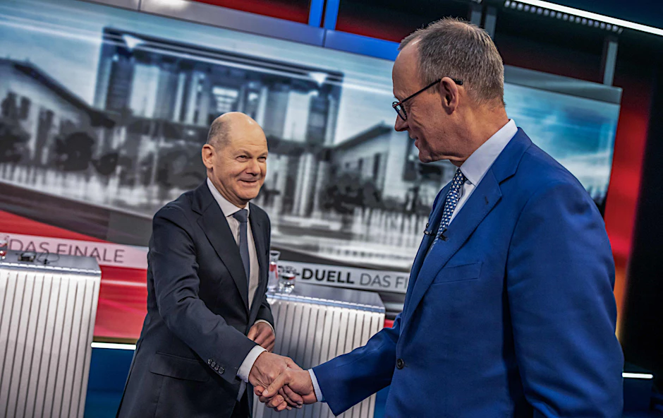 Fair Play: Bundeskanzler Olaf Scholz (SPD) und Herausforderer Friedrich Merz (CDU).