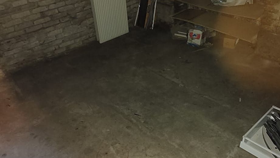 Von der Küche aus ist über eine Klappe dieser Keller zu erreichen.