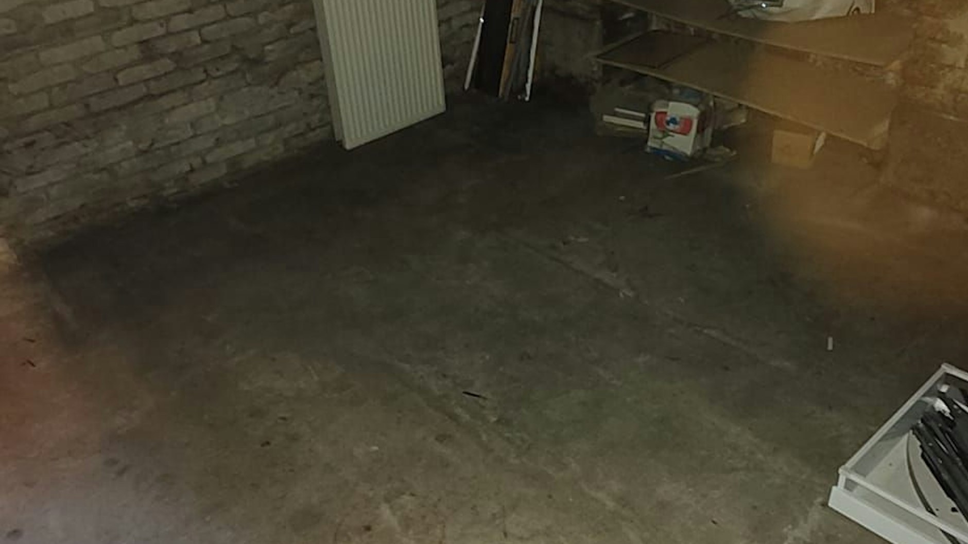 Von der Küche aus ist über eine Klappe dieser Keller zu erreichen.