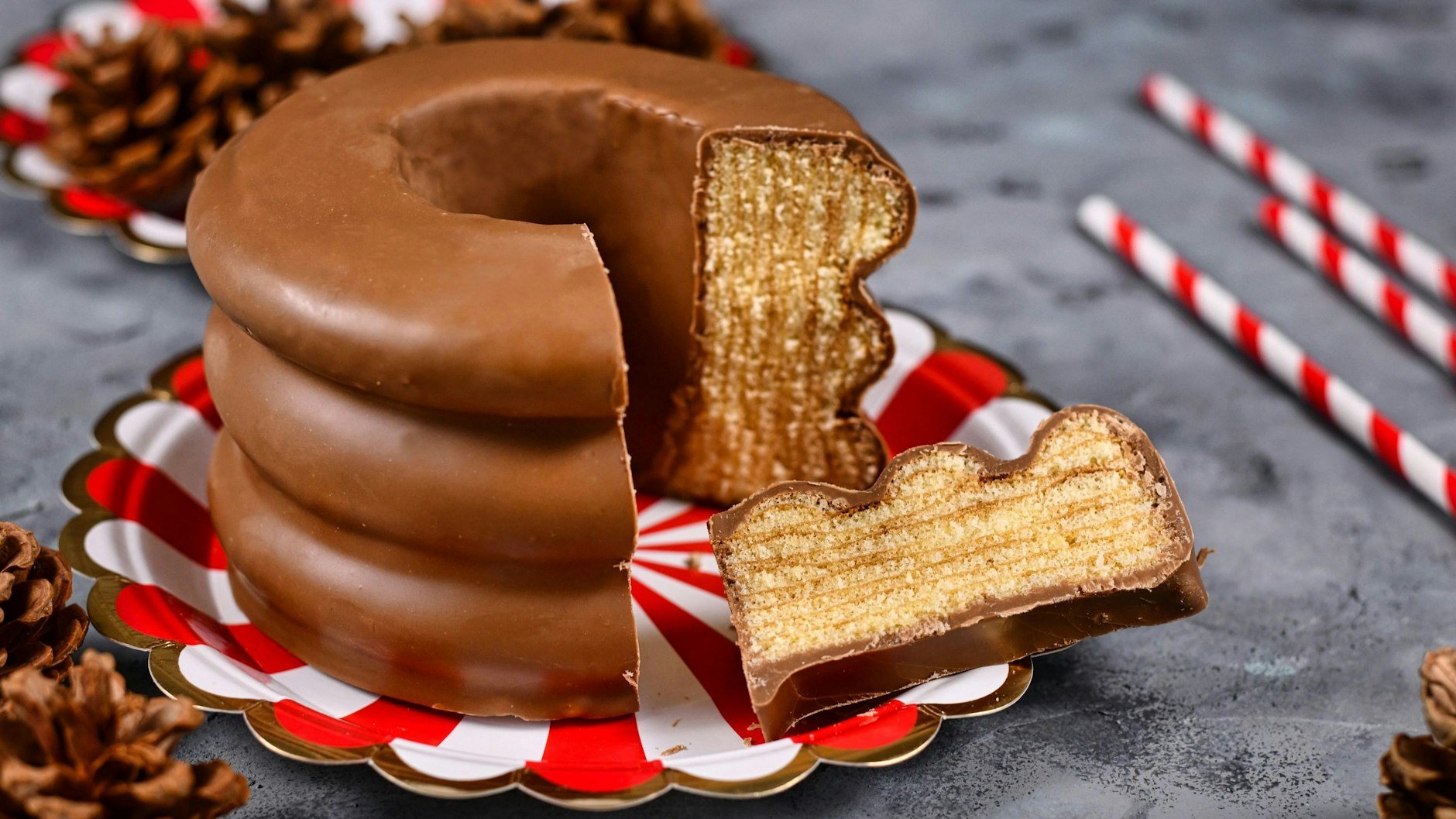 In dieser typischen Form ist Baumkuchen bekannt, doch aus dem Teig lässt sich auch eine herrliche Baumkuchentorte backen. Im Rezept lesen Sie, wie es geht.