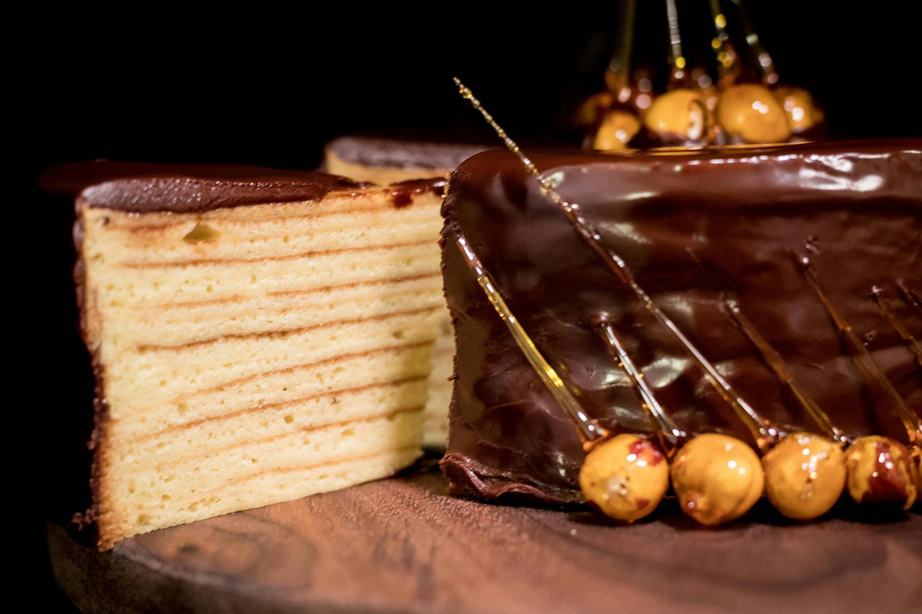 Backen Sie doch mal eine Baumkuchentorte wie in Das große Promibacken! Im Rezept verraten wir, wie dieses besondere Exemplar gemacht wird.