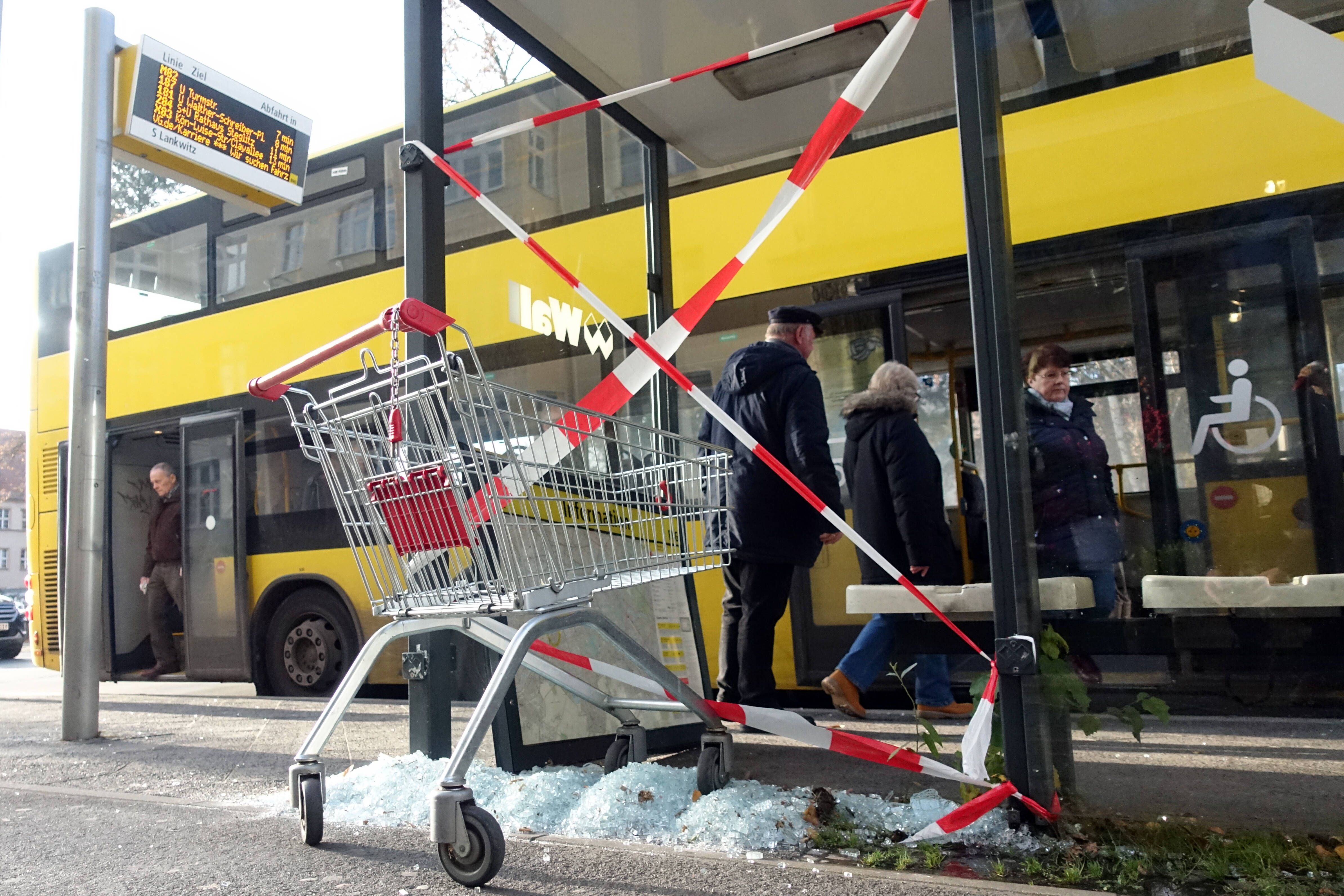 Blinde Wut: Chaoten zertrümmern 700 Wartehäuschen der BVG!