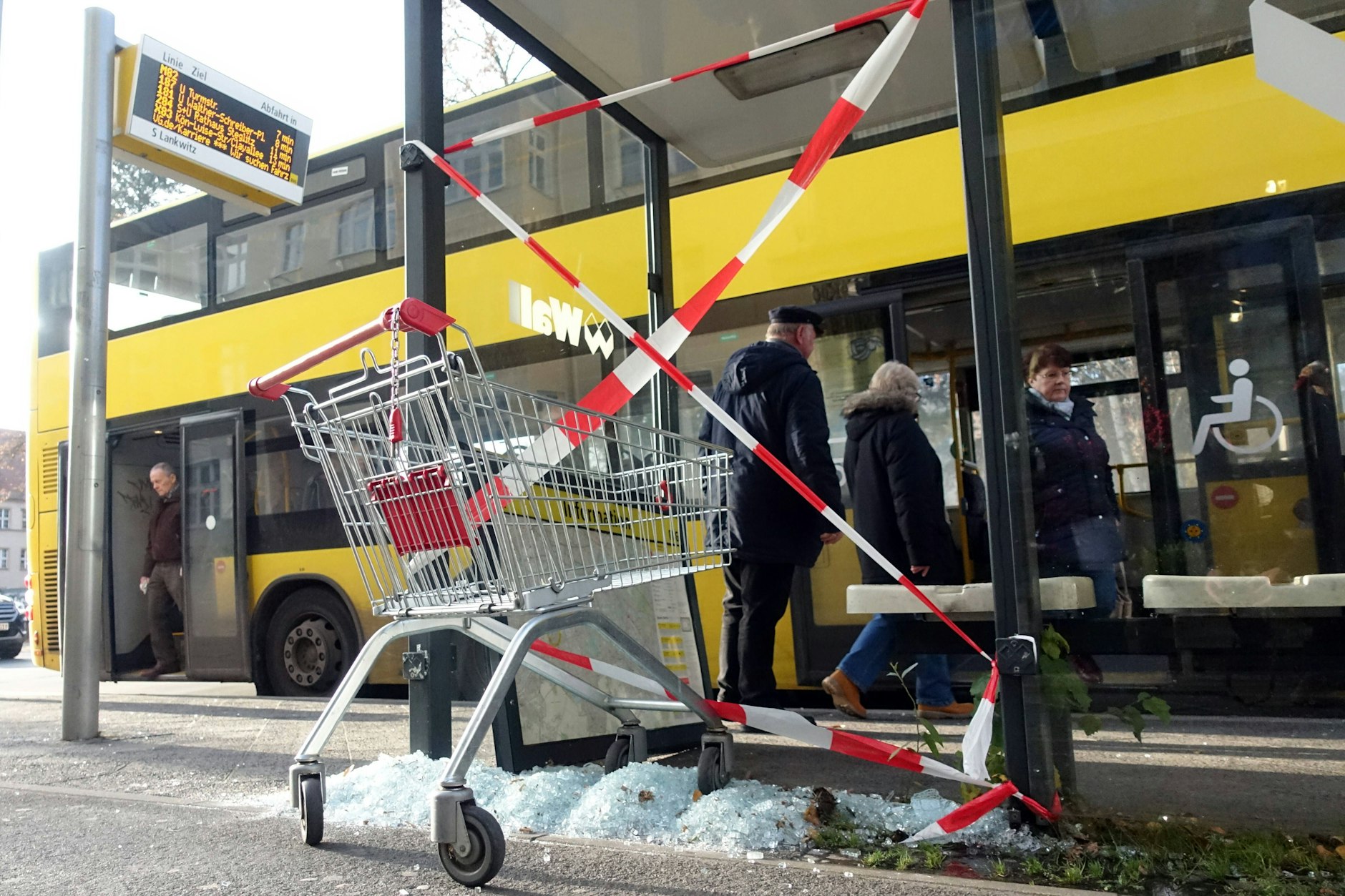 700 solcher Wartehäuschen der BVG wurden zertrmmert.