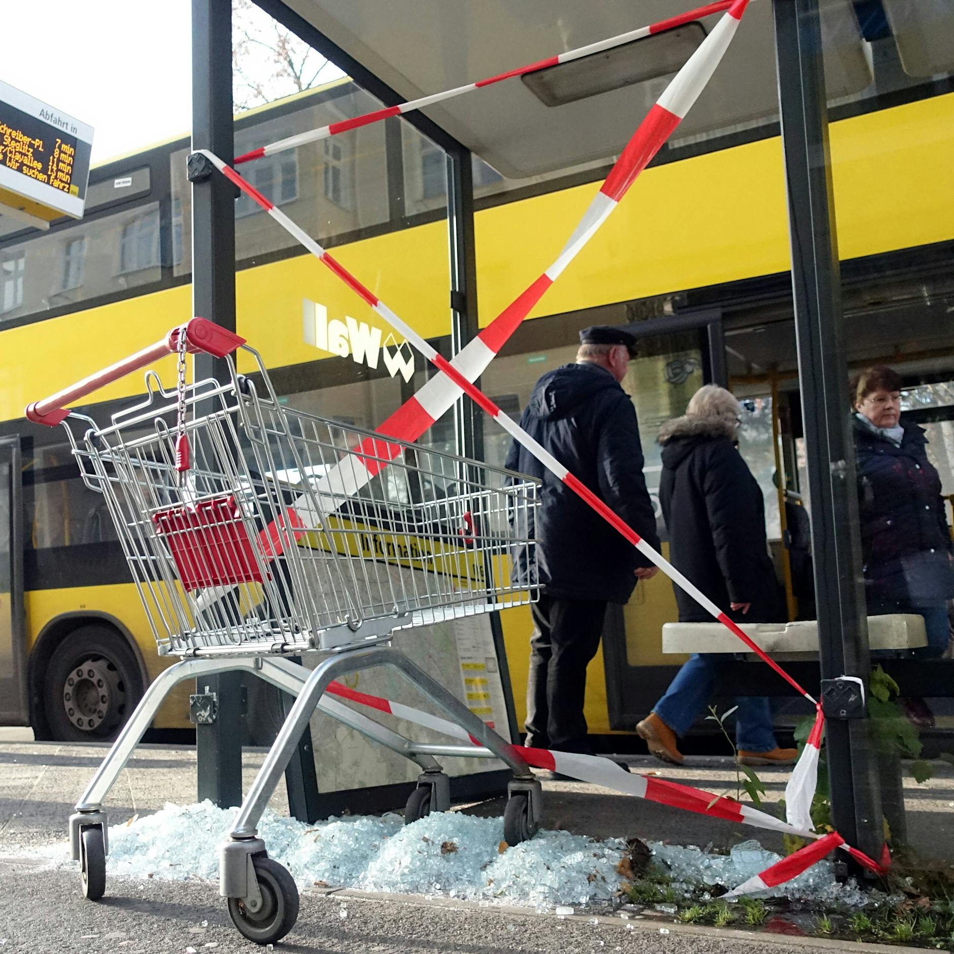 Blinde Wut: Chaoten zertrümmern 700 Wartehäuschen der BVG!