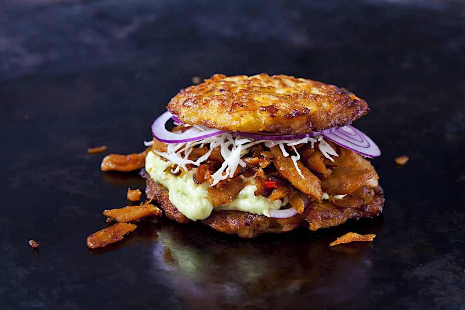 Die knusprigen Weißkohl-Rösti sind nicht nur ein schneller Snack für Zwischendurch, sondern auch eine leckere Hauptmahlzeit.