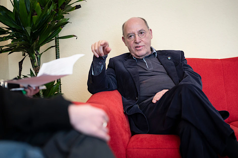 Gregor Gysi bei einem Interview mit der Berliner Zeitung