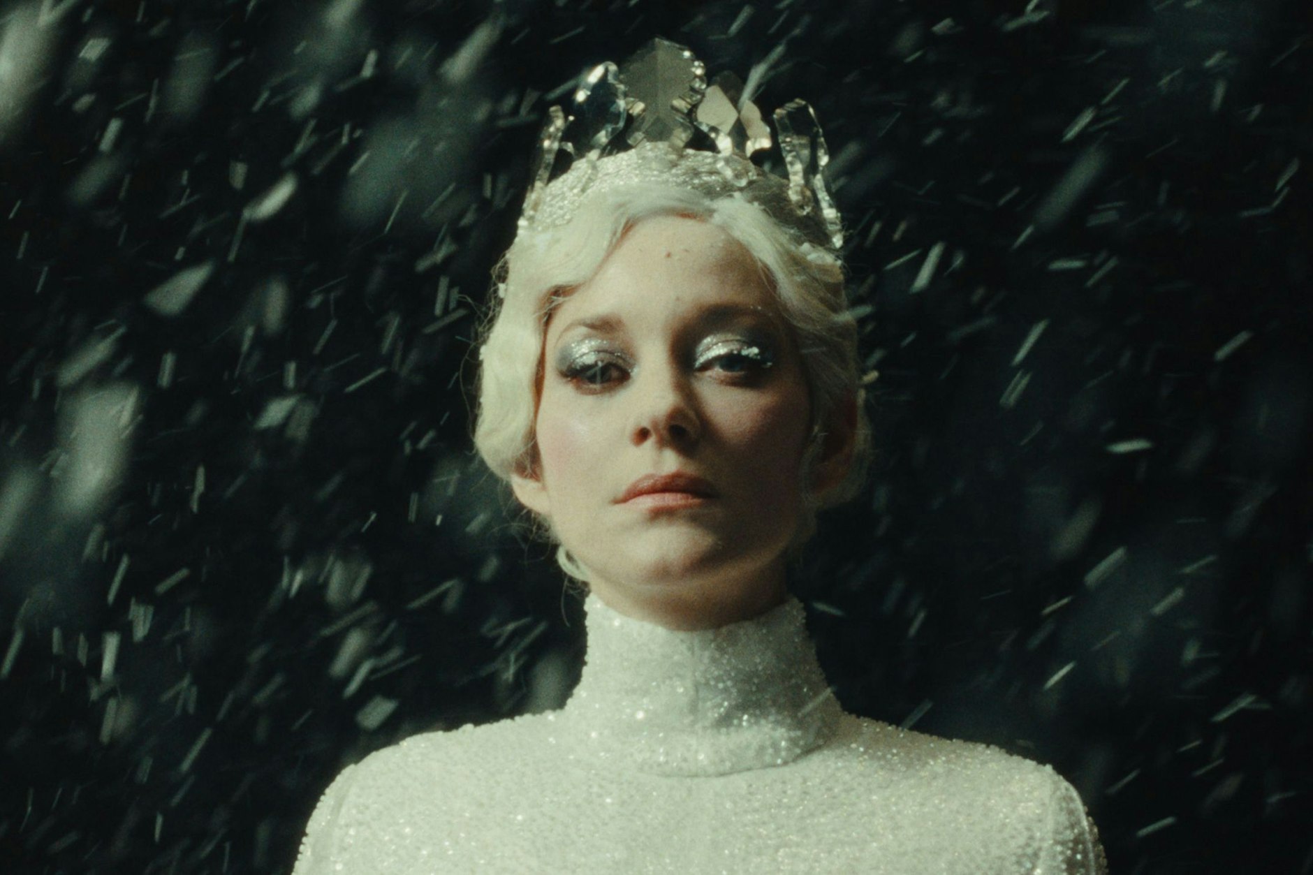 Marion Cotillard in einer Szene des Films „The Ice Tower“, der im Berlinale-Wettbewerb läuft.