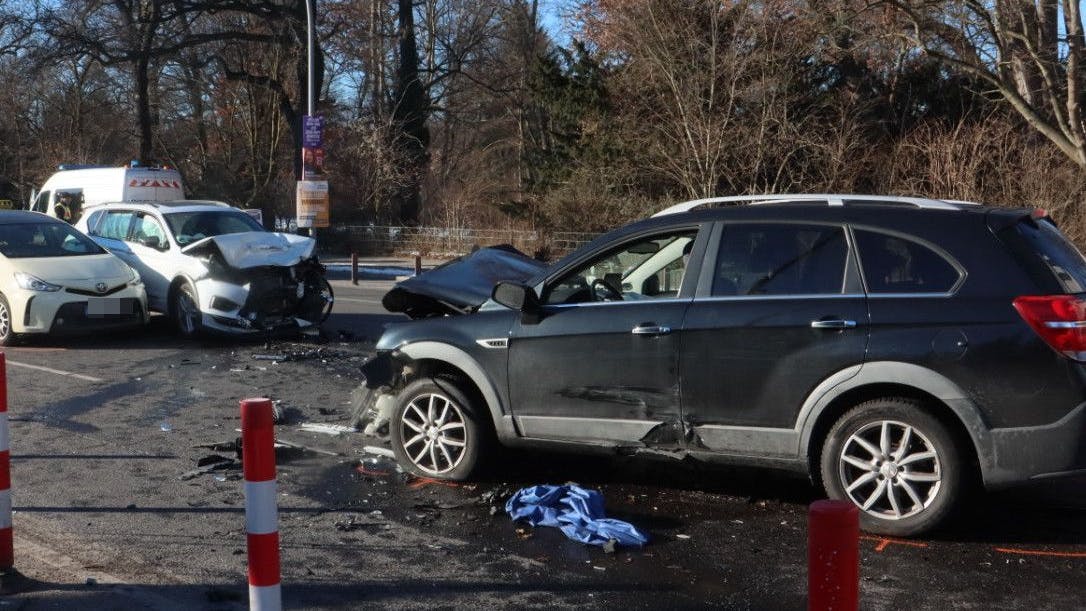 Bei dem Unfall starb eine Person, zwei Menschen wurden verletzt.
