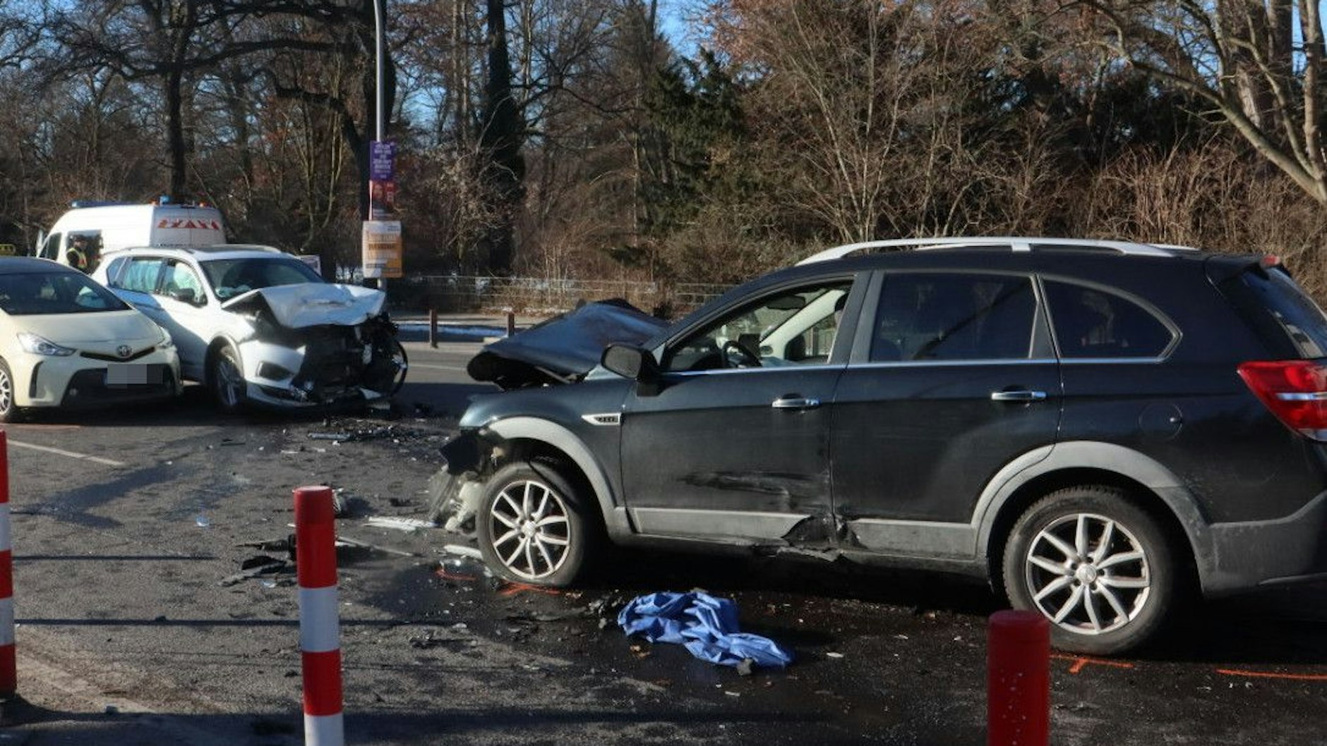 Bei dem Unfall starb eine Person, zwei Menschen wurden verletzt.