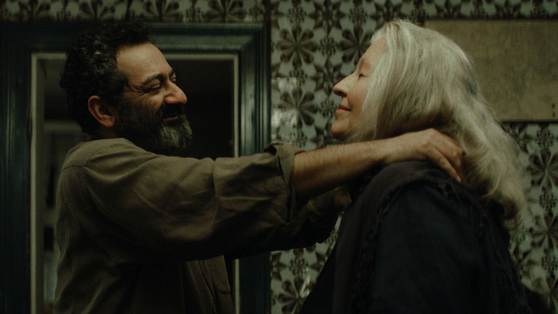 Georges Khabbaz und Hanna Schygulla in einer Szene aus dem Film Yunan von Ameer Fakher Eldin. 