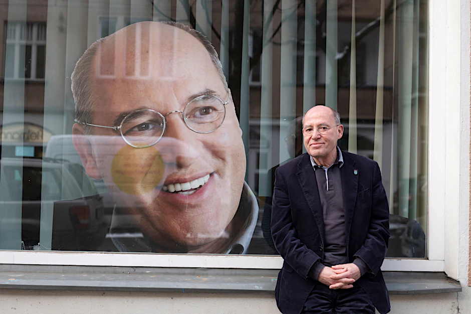 Gregor Gysi trifft Gregor Gysi: Der Linke-Politiker, hier vor seinem Büro in Berlin-Schöneweide, tritt zum letzten Mal zur Bundestagswahl an.