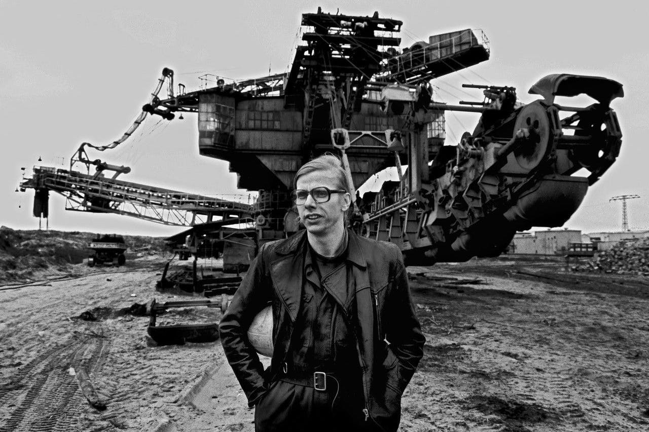 Gerhard Gundermann 1992 vor einem ausrangierten Bagger nahe seinem Haus in Spreetal