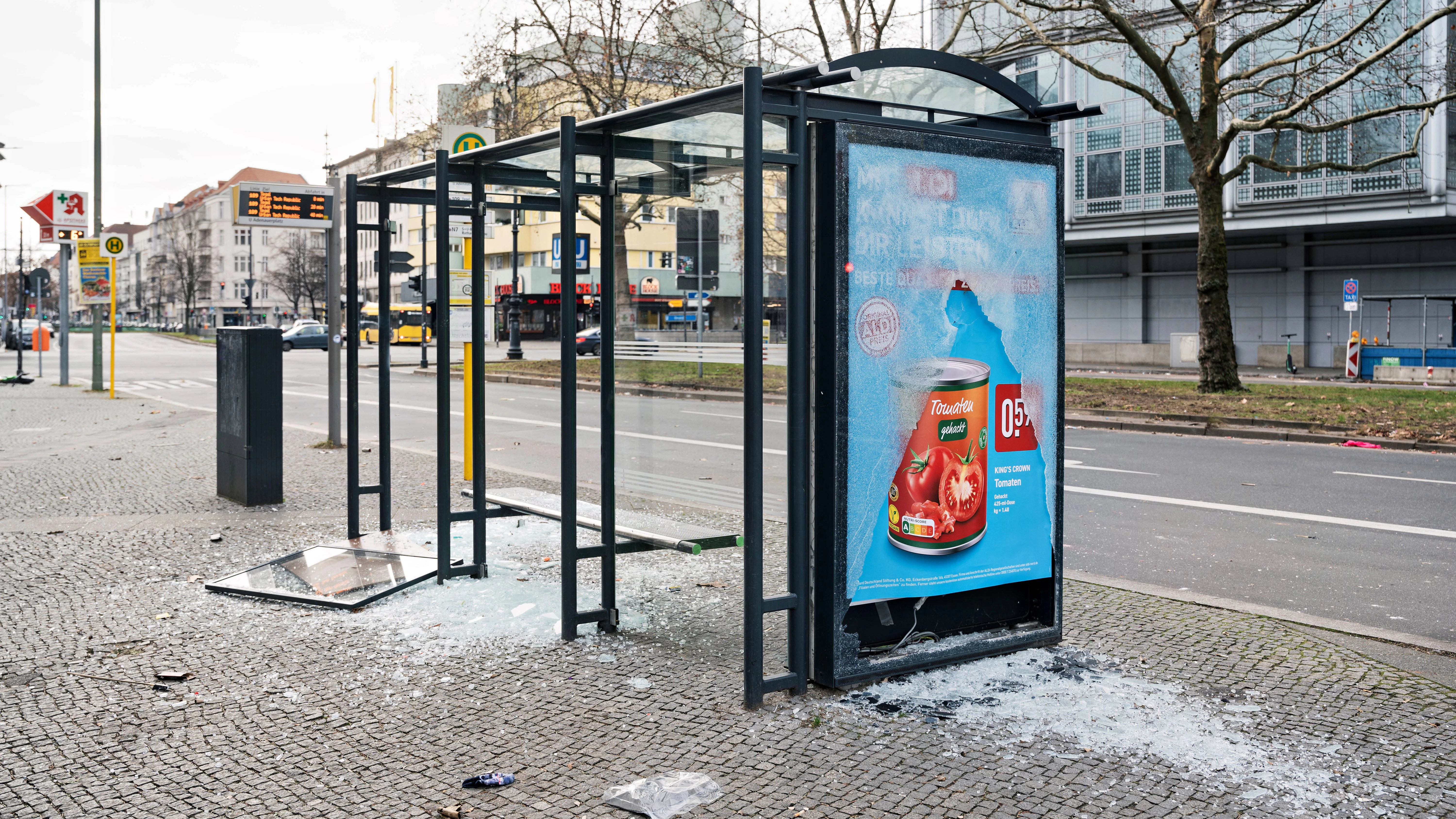 Ein entglastes Wartehäuschen der BVG.
