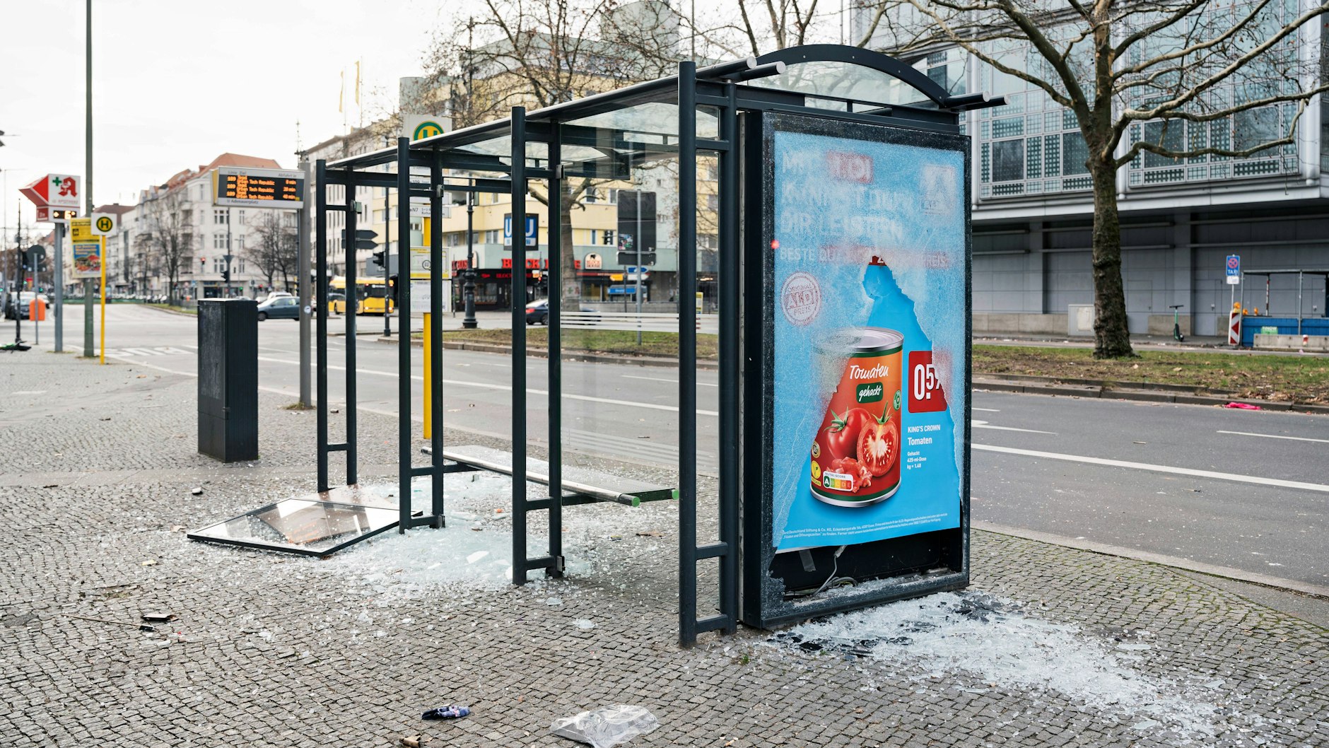 Ein entglastes Wartehäuschen der BVG.