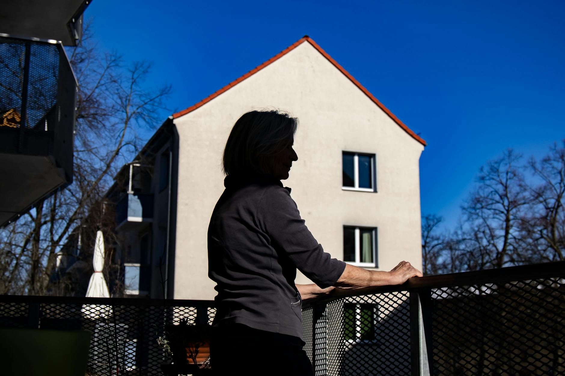 Gabriele Bläser auf ihrem Balkon in Berlin-Friedrichshagen