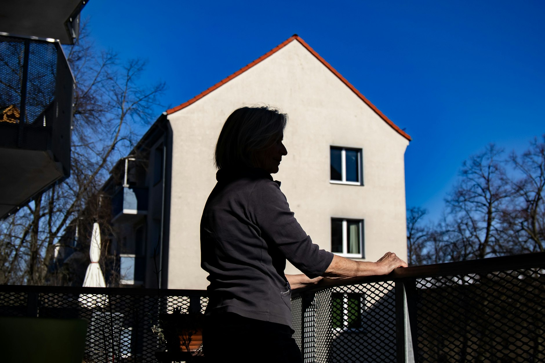 Gabriele Bläser auf ihrem Balkon in Berlin-Friedrichshagen