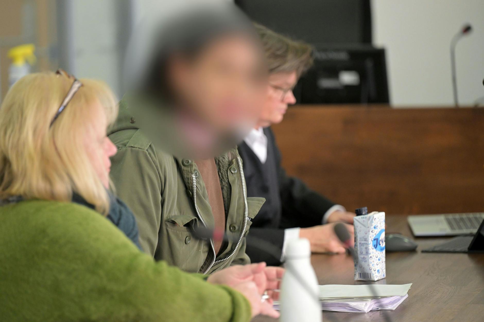 Die Angeklagte sitzt zwischen ihrer Anwältin Sonja Steineck (r.) und einer Dolmetscherin.