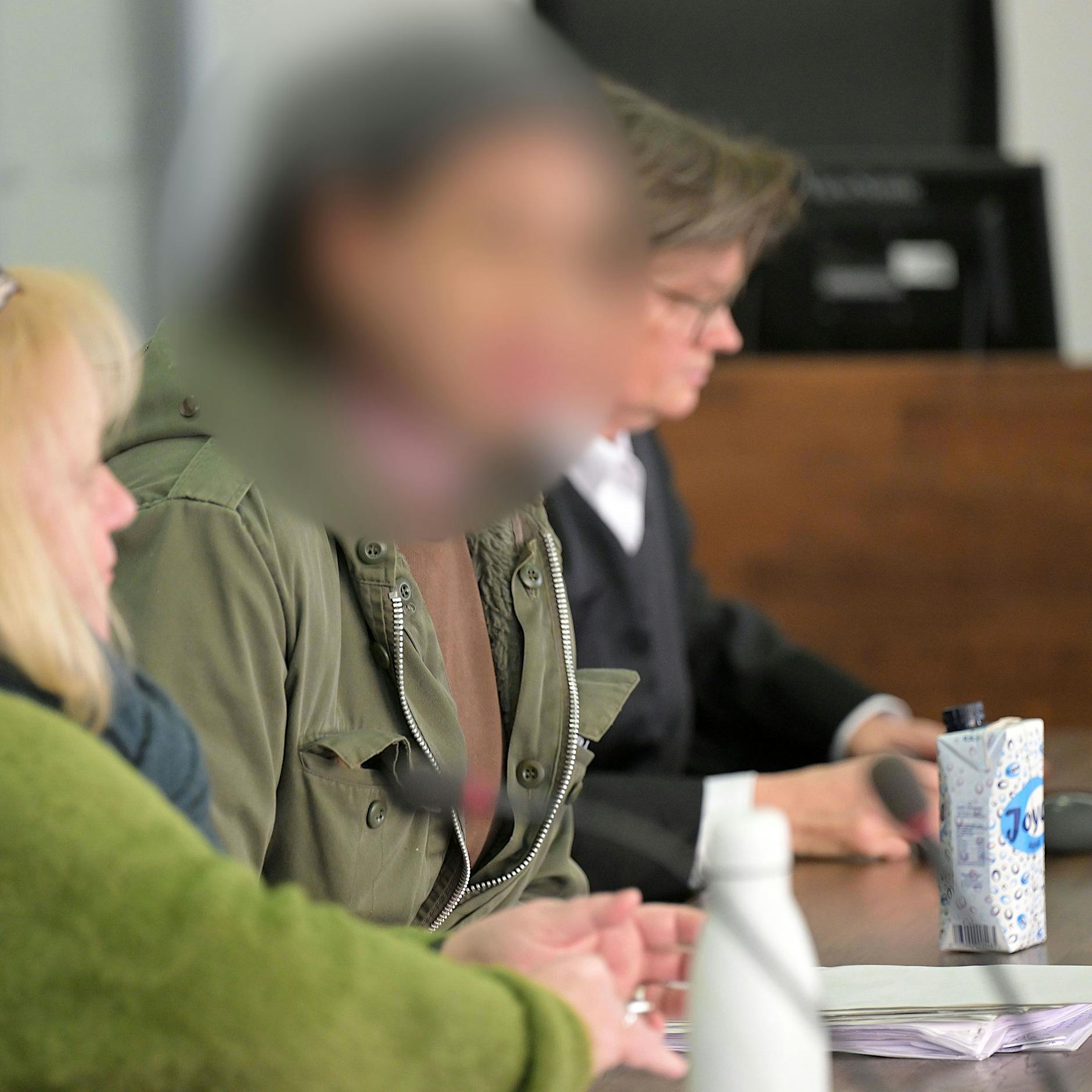 Potsdam: Transfrau soll Wachmann in Flüchtlingsheim getötet haben – vor Gericht bestreitet sie die Vorwürfe