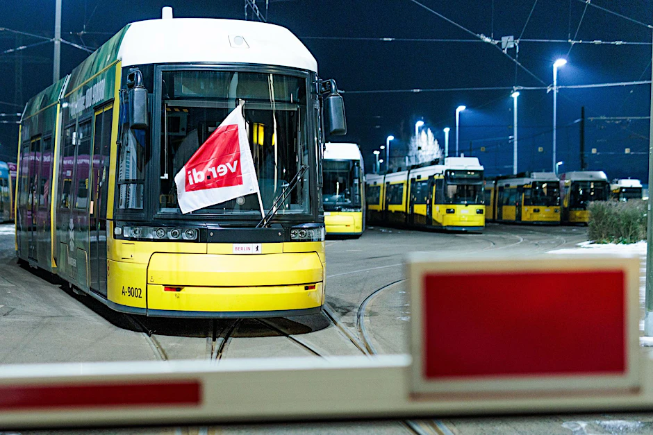 Der BVG-Streik hat begonnen. Straßenbahnen stehen am Donnerstagmorgen hinter der geschlossenen Ausfahrt im Betriebshof Lichtenberg. 48 Stunden dauert der Streik.