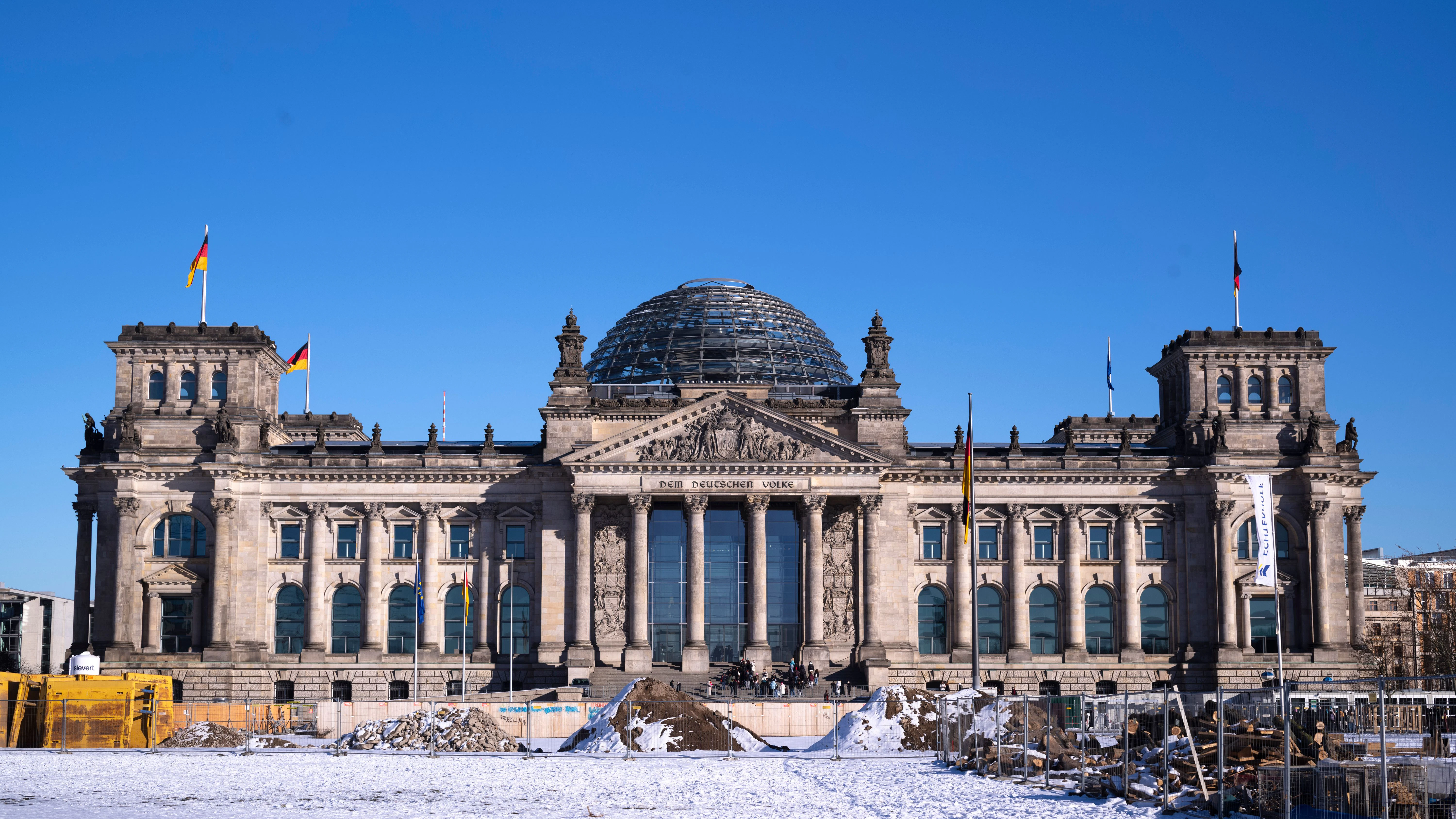 Vor dem Reichstag in Berlin liegt noch Schnee.