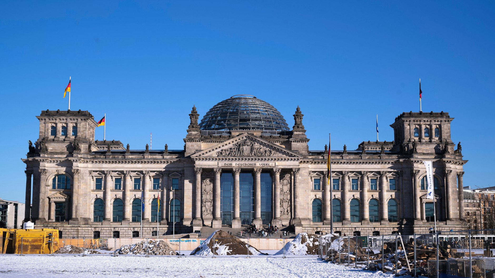 Vor dem Reichstag in Berlin liegt noch Schnee.