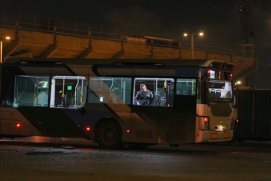 Ein israelischer Polizist untersucht einen Bus, in dem offenbar ein Sprengsatz detoniert war.