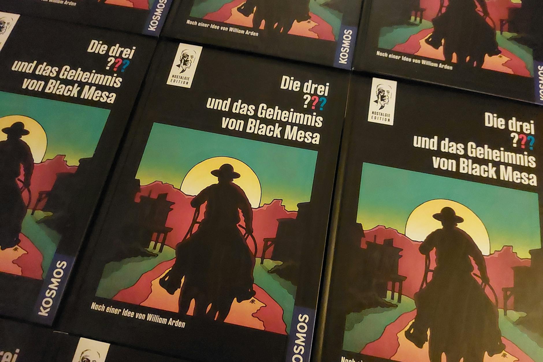 „Die drei ??? und das Geheimnis von Black Mesa“. Der Einband wurde von Andreas Ruch grafisch gestaltet.