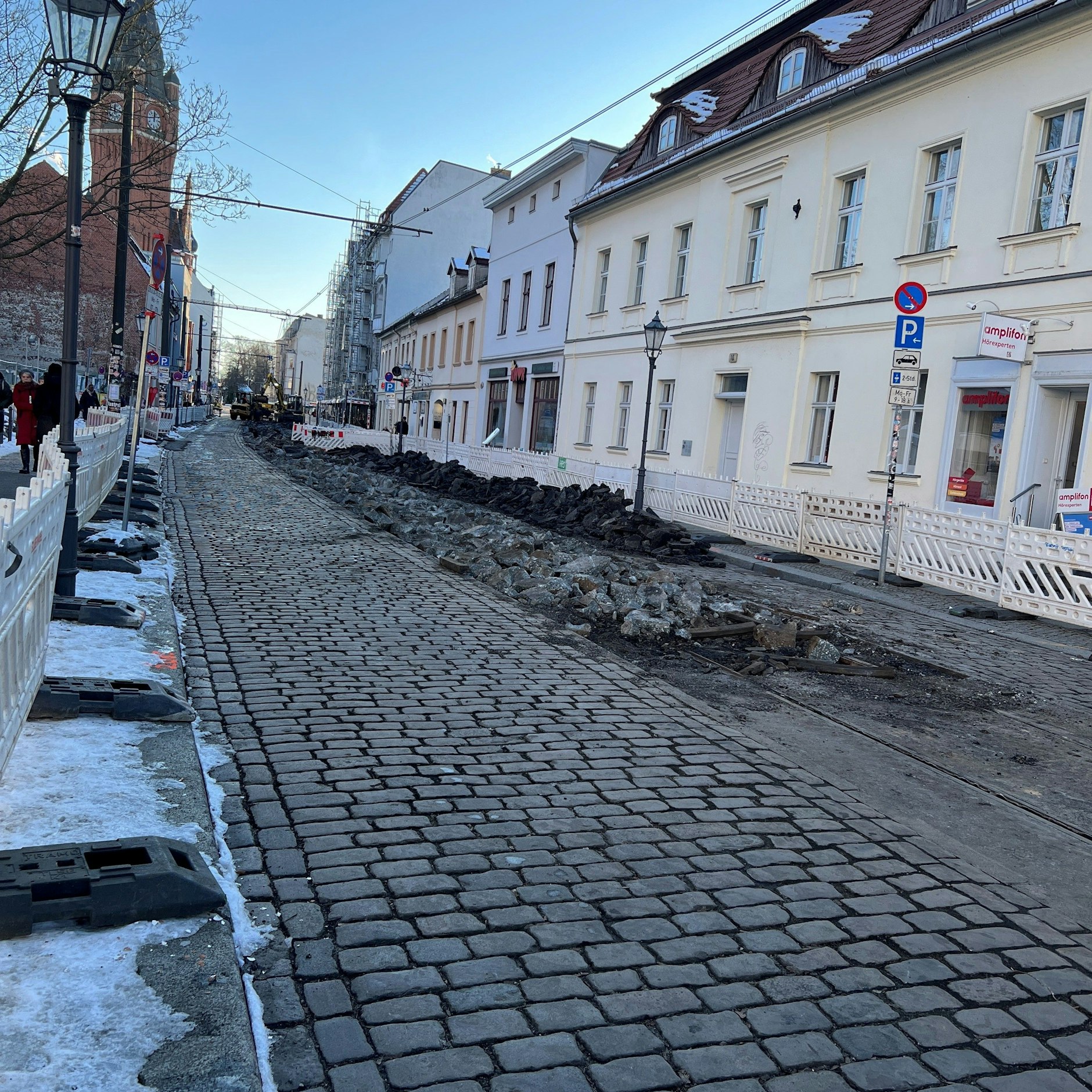 Die Straße Alt-Köpenick in der Altstadt Köpenick ist aufgerissen worden. Sie wird jetzt bis Herbst saniert. Dass sich hier keine Café-Gäste entlang trauen, ist nicht verwunderlich.
