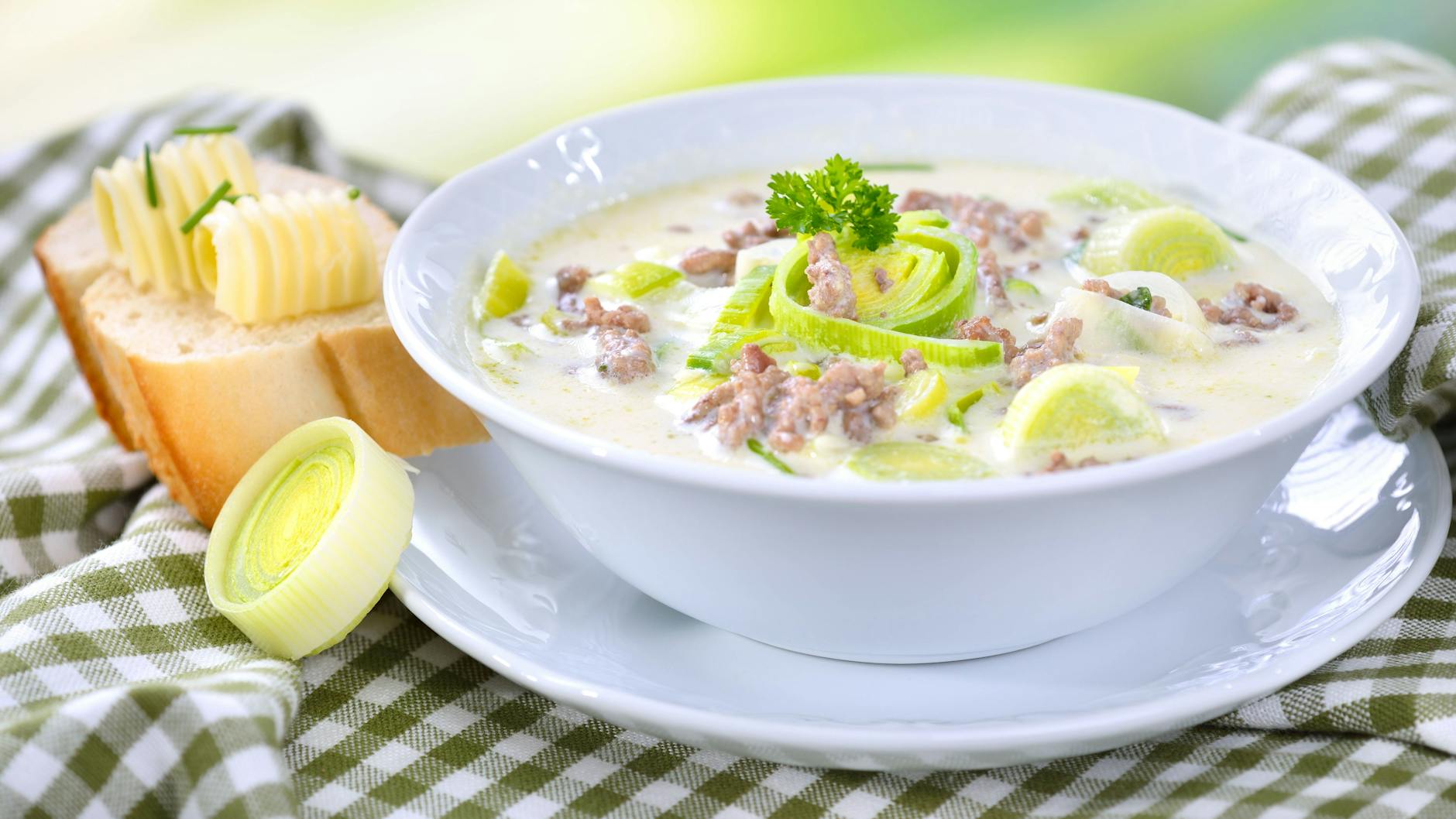 Was den Käse bei der Lauch-Käse-Suppe betrifft, kann man gut variieren. Statt Schmelzkäse vielleicht Parmesan?