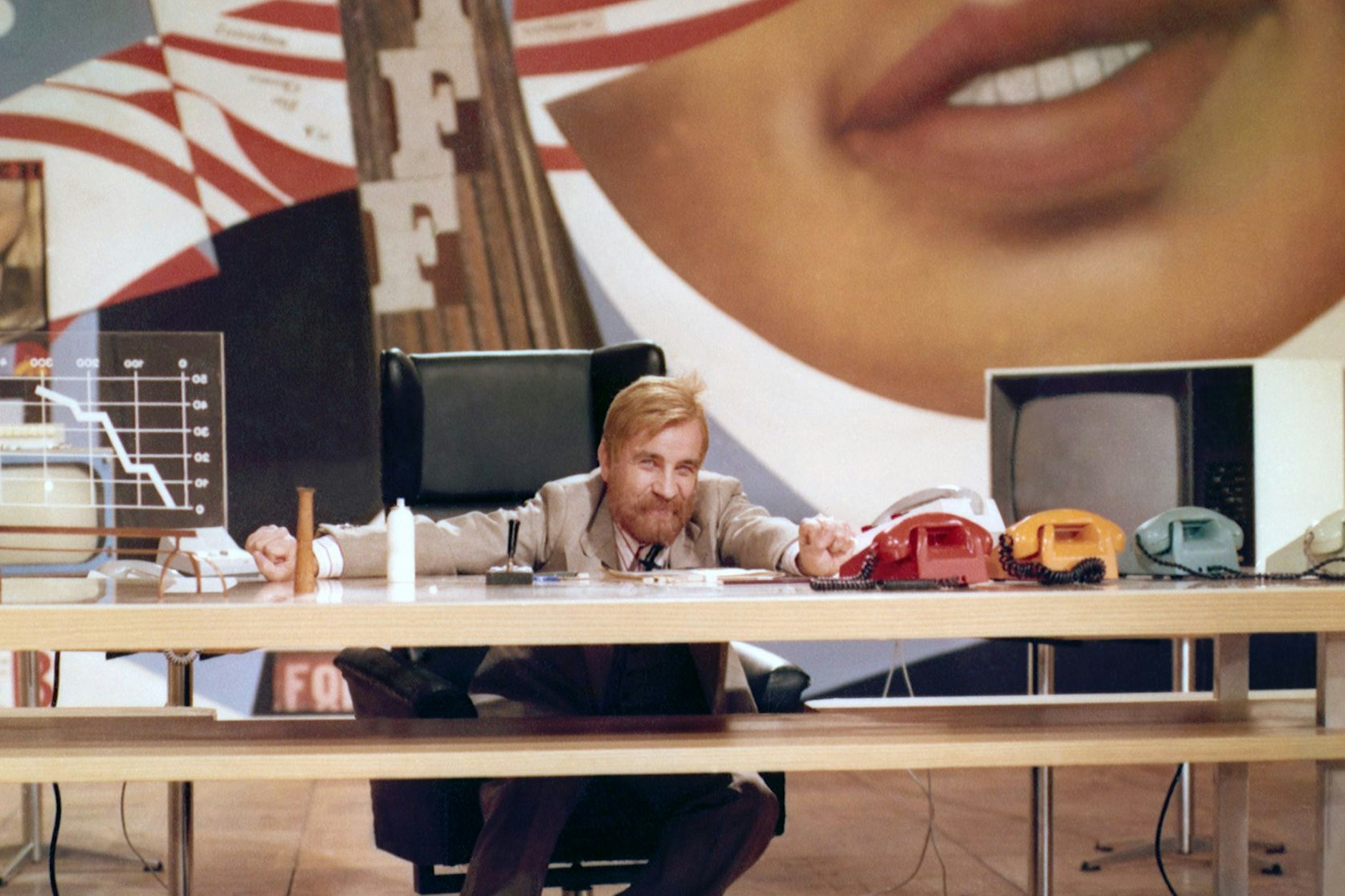 „Nelken in Aspik“ – eine DDR-Komödie, die in ihrer eigenen Stagnation gefangen blieb.