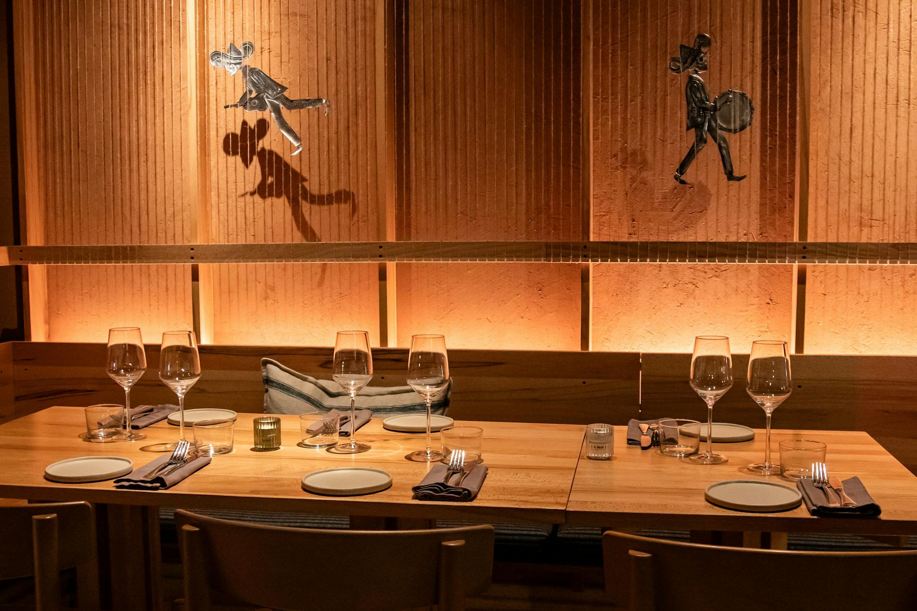 Wie die Erde Mexikos: Im Restaurant herrschen warme Rot- und Holztöne.