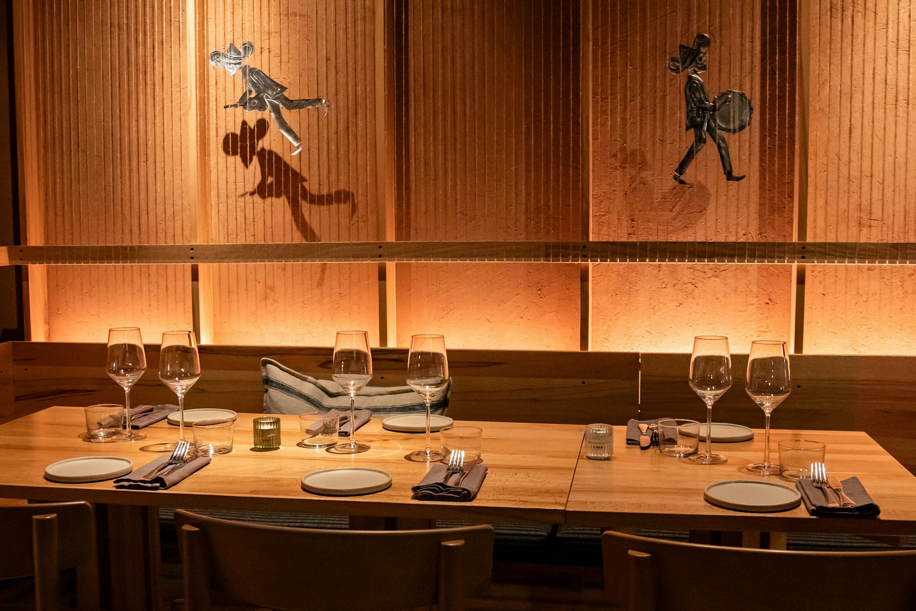 Wie die Erde Mexikos: Im Restaurant herrschen warme Rot- und Holztöne.