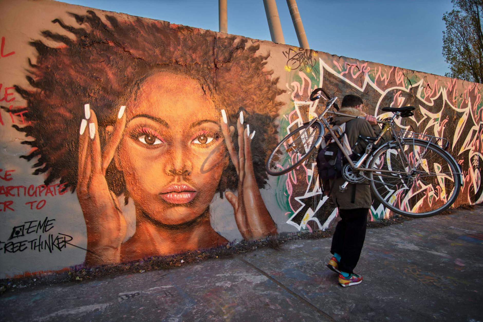 Vor 35 Jahren wurde der Mauerpark auf dem ehemaligen Grenzstreifen beschlossen – heute ist er ein beliebter Treffpunkt mit Flohmarkt und Partymeile.