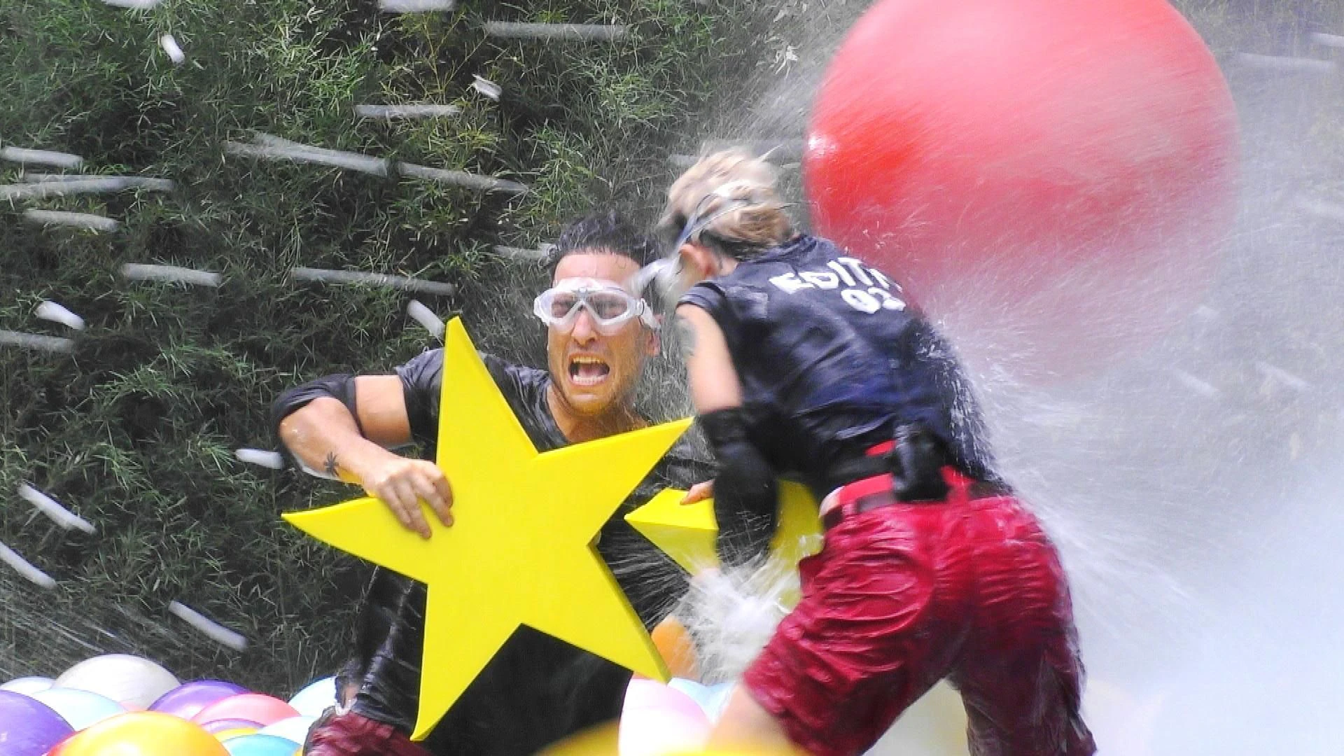 Timur Ülker und Edith Stehfest bei der Prüfung Creek der Sterne im Dschungelcamp.