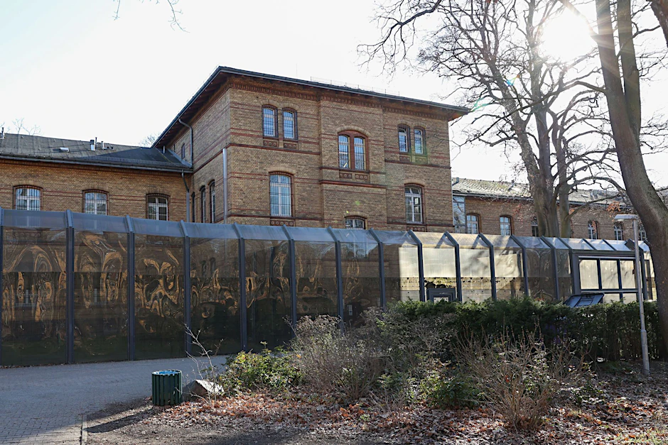 Eines der Gebäude des Maßregelvollzugs für als psychiatrisch auffällig oder suchtkrank eingestufte Straftäter auf dem Gelände der Karl-Bonhoeffer-Nervenklinik in Berlin.