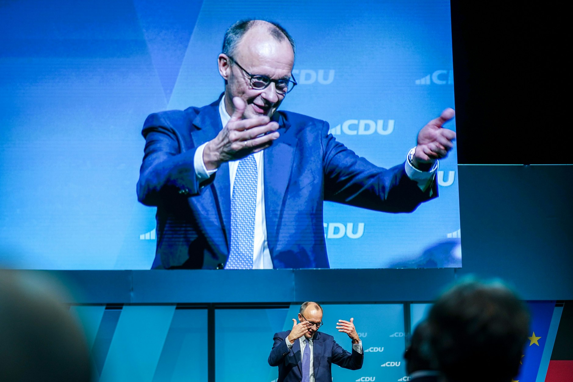 Friedrich Merz, Unionskanzlerkandidat, genießt bei einer Wahlkampfveranstaltung den Applaus im Euref-Campus in Schöneberg.
