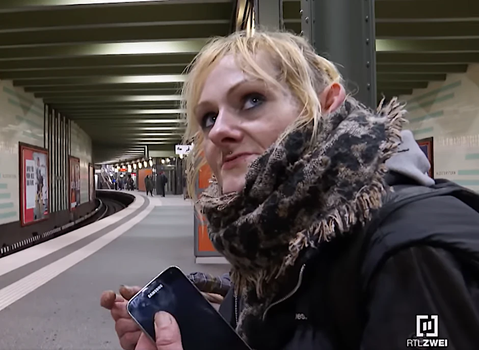 Anna (38) wurde für die Doku-Reihe „Hartes Deutschland“ jahrelang mit der Kamera begleitet. Jetzt starb sie in ihrer neuen Wohnung in Hamburg.