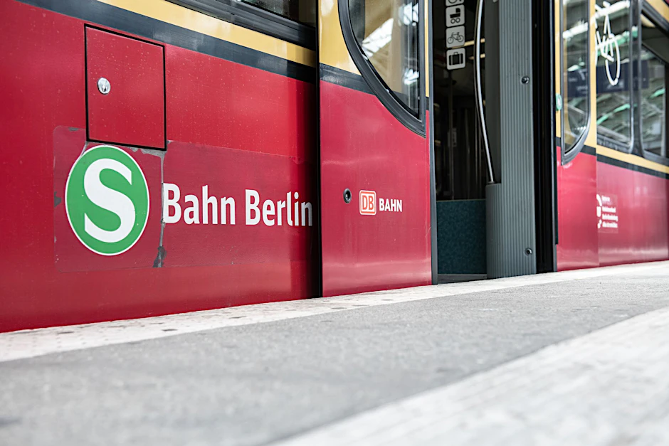 Eine S-Bahn steht mit geöffneten Türen.