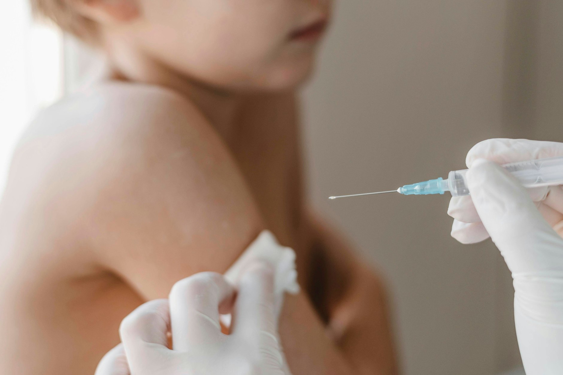 Ein Kind wird geimpft. Doch viele Eltern gehen nachlässig mit den Impfterminen um.