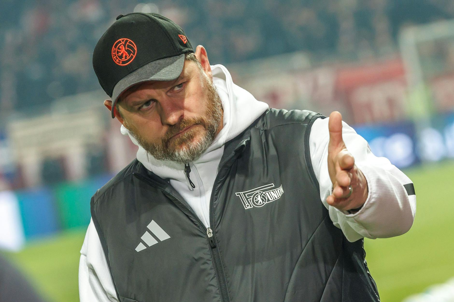 Steffen Baumgart neigt den Kopf, gibt mit der linken Hand die Richtung vor. Der Trainer des 1. FC Union hat einen Plan, wie die Eisernen in Dortmund gewinnen können.