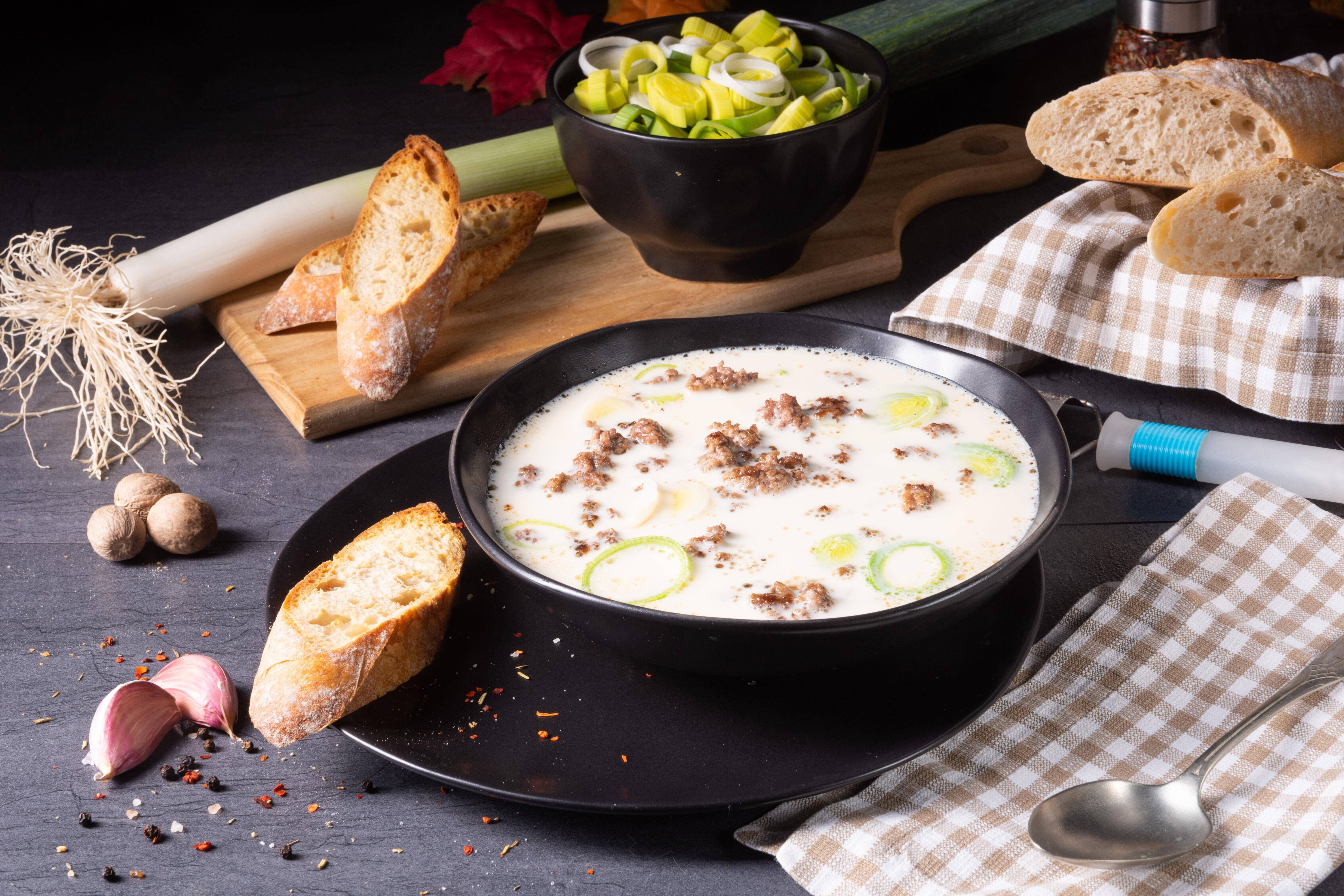 Rezept für Lauch-Käse-Suppe mit Hackfleisch – deftig, cremig und schnell gemacht